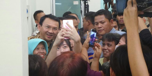 Ahok berfoto dengan warga