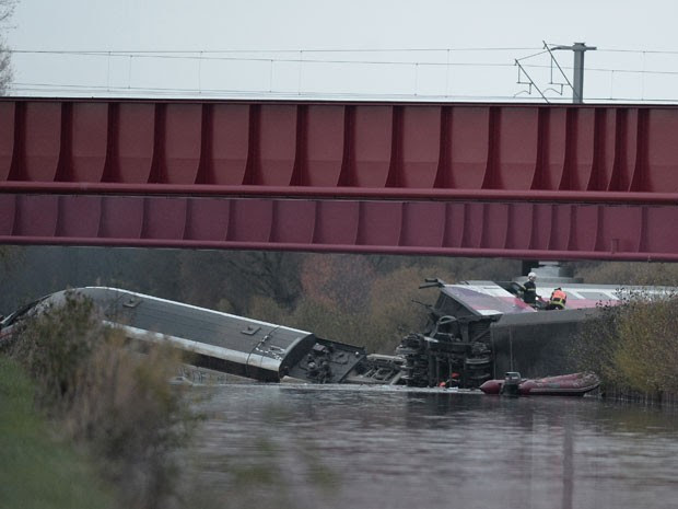 Trem de alta velocidade da TVG descarrila neste sábado (14) (Foto: AFP)