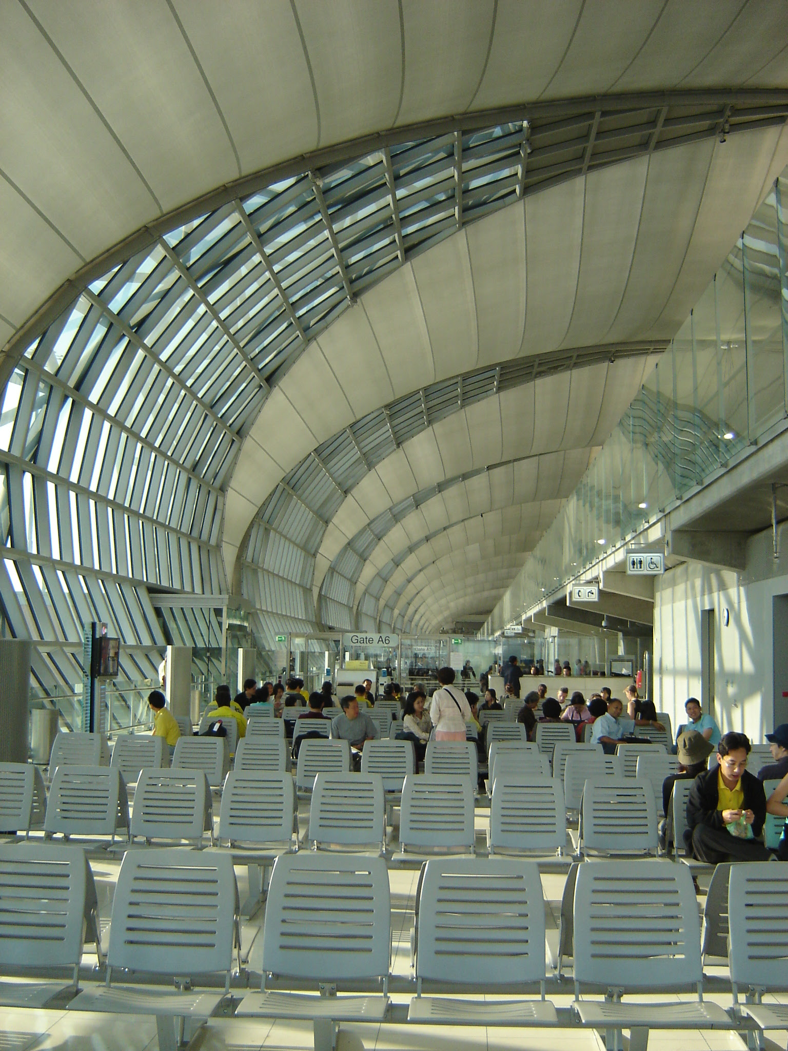 http://wikitravel.org/upload/en/d/d4/Newairport.JPG