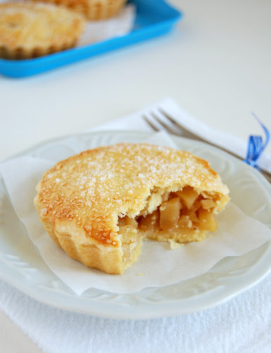 Apple and cinnamon mini pies / Mini tortinhas de maçã e canela