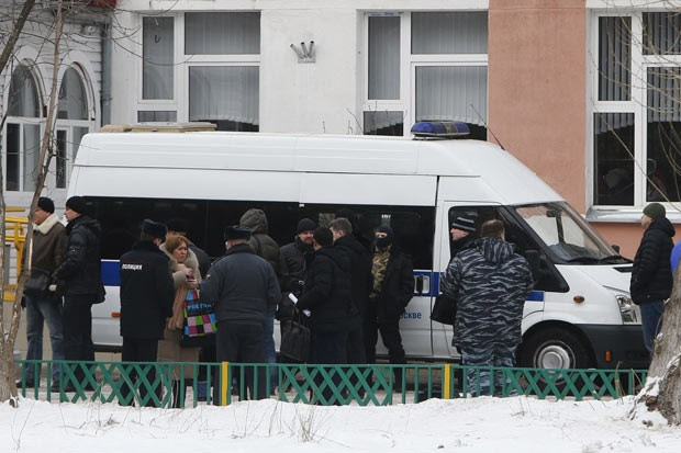 Policiais e autoridades em frente à escola em que ocorreu tiroteio nesta segunda-feira (3) na periferia de Moscou, na Rússia (Foto: Maxim Shemetov/Reuters)