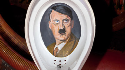 Toilet Adolf Hitler mengundang rasa penasaran pengunjung bengkel mobil milik Greg Kohfeldt.