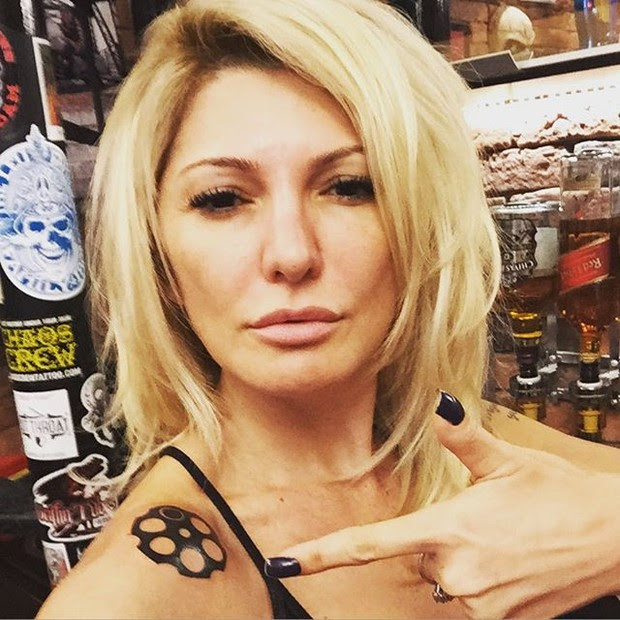 Atriz globo tatuagem no ombro Ego Antonia Fontenelle Faz Tatuagem No Ombro Roleta Russa Noticias De Famosos