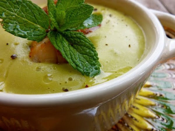 Crema de guisantes secos con hierbabuena