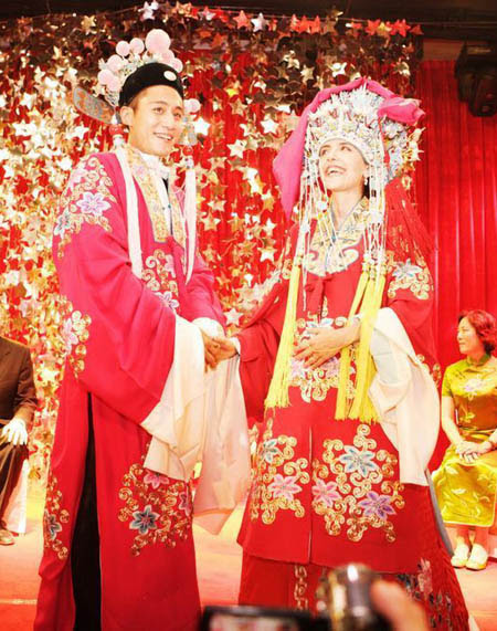 雨中举行中西合璧婚礼刘烨深情拥吻法籍新娘 Cctv Com 中国中央电视台