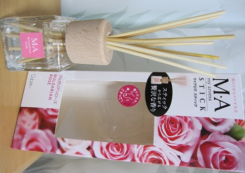 薔薇の香りのアロマスティックを部屋の芳香剤に