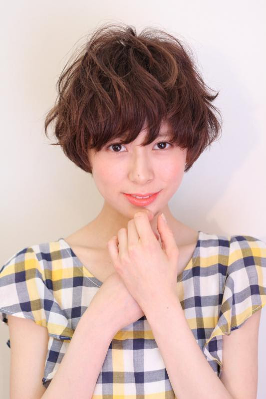 モテ 愛されテイスト外国人の子供のようなショートパーマ 表参道の美容院cooetfuu クーエーフー 最新ヘアカタログ詳細 Id 555