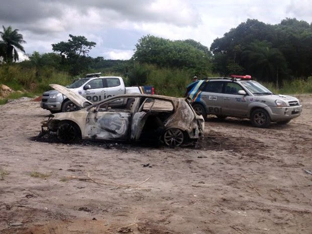 Carro foi encontrado incinerado em Guabiraba (Foto: Bruno Fontes/TV Globo)