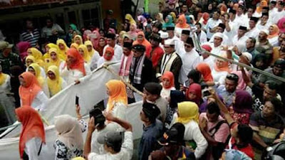Ambon, Malukupost.com - Sultan Tidore ke-37 Husain Sjah dari Tidore, Provinsi Maluku Utara memenuhi undang halalbihalal keluarga besar masyarakat Sirisori Islam, di Pulau Saparua, Kabupaten Maluku Tengah yang puncaknya pada Rabu malam. "Saya gembira dan menyambut undangan itu untuk datang ke Desa Sirisori Islam di Pulau Saparua untuk merajut kembali tali persaudaraan di antara sesama kita," ujarnya di Ambon, Rabu (28/6).