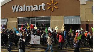Walmart la mayor cadena de tiendas minoristas de EE.UU abusa de sus empleados con bajos salarios