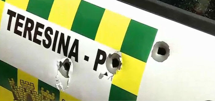 Veículo atingido com 7 tiros (Crédito: Rede Meio Norte)