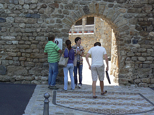touristes devant la porte.jpg