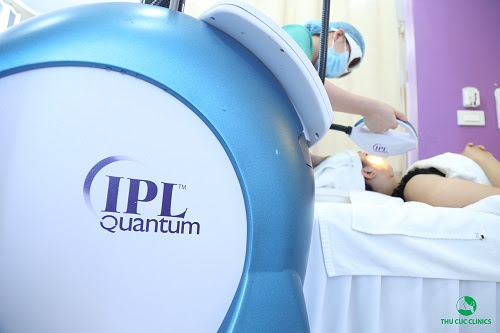 Trị thâm mụn bằng IPL tại Thu Cúc Clinics.