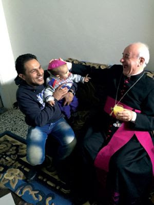 Monsignor Paglia con una famiglia  di cristiani di Damasco.