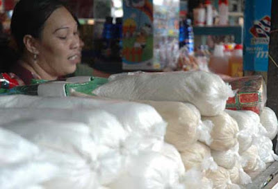 Ambon, Malukupost.com - Harga gula pasir kristal putih dan minyak goreng kemasan yang ditawarkan para pedagang di pasar tradisional Kota Ambon, Maluku mulai bergerak naik. Menurut pedagang di Pasar Nusaniwe dan Pasar Mardika, Ambon, Selasa (18/4), menjual gula pasir kristal putih dengan harga Rp15.000/kg atau naik dari sebelumnya Rp14.000/kg. "Harga gula pasir di tingkat agen sudah naik, supaya tidak merugi kami jual dengan harga Rp15.000 per kg atau naik dari sebelumnya Rp14.000 per kg, walaupun stok cukup banyak," kata Hermina, pedagang di Pasar Mardika.