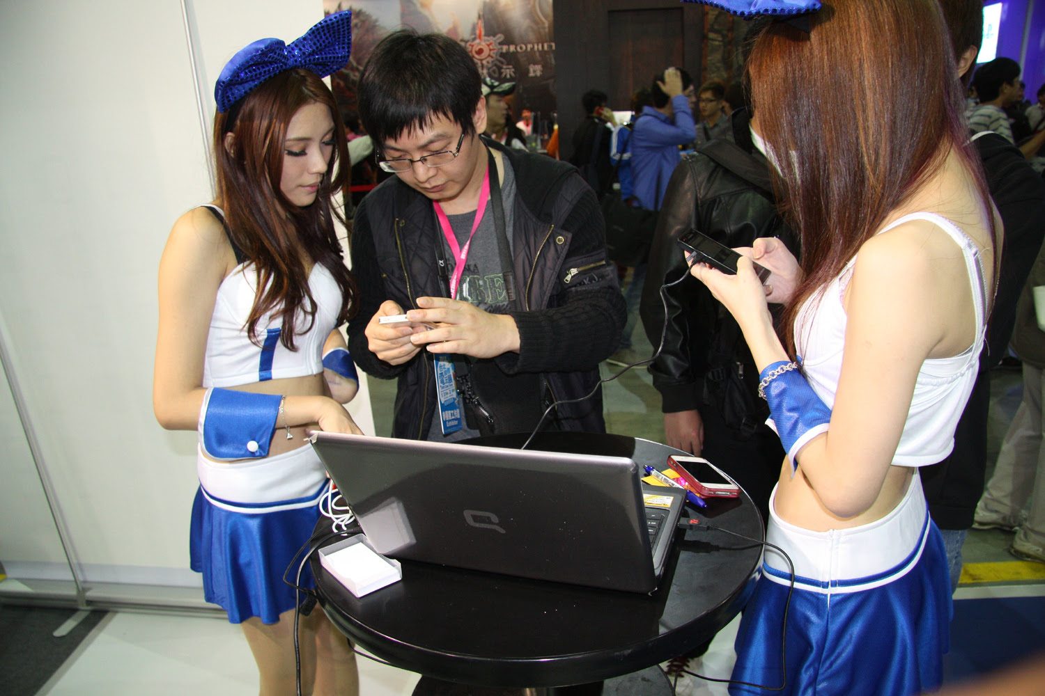 DeNA Chinaブースはかなり特殊で、試遊台を一切置かず、自分のスマートフォンをコンパニオンに手渡すことで、彼女たちがアプリのインストールや遊び方を教えてくれるというもの。コロンブスの卵的な試遊スタイルと言えるかもしれない