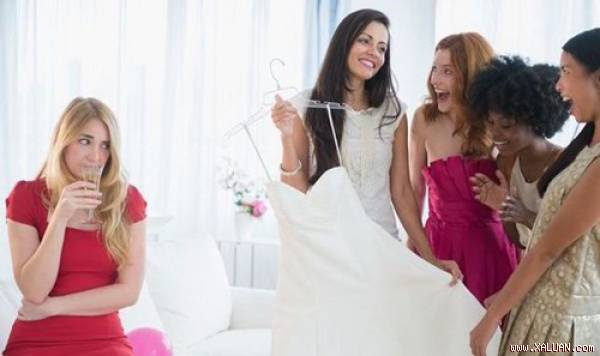  Hóa ra cô gái kia là bạn tiểu học của Tiểu Lệ từ ngày còn bé xíu (Ảnh minh họa)