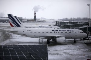 Varios aviones de Air France en la pista nevada del aeropuerto Charles de Gaulle en Roissy, Francia. EFE/Archivo