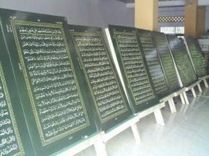http://mnetkita.files.wordpress.com/2009/01/al-quran1.jpg?w=300&h=224