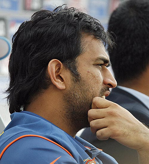 MS Dhoni wears a worried look