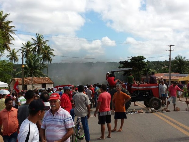 Manifestantes do MST fecharam trecho da BR-406 em João Câmara, no RN (Foto: Divulgaçã/Polícia Rodoviária Federal)