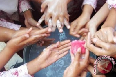 Ronald Magang, promotor cilik sanitasi - perdesaansehat ...