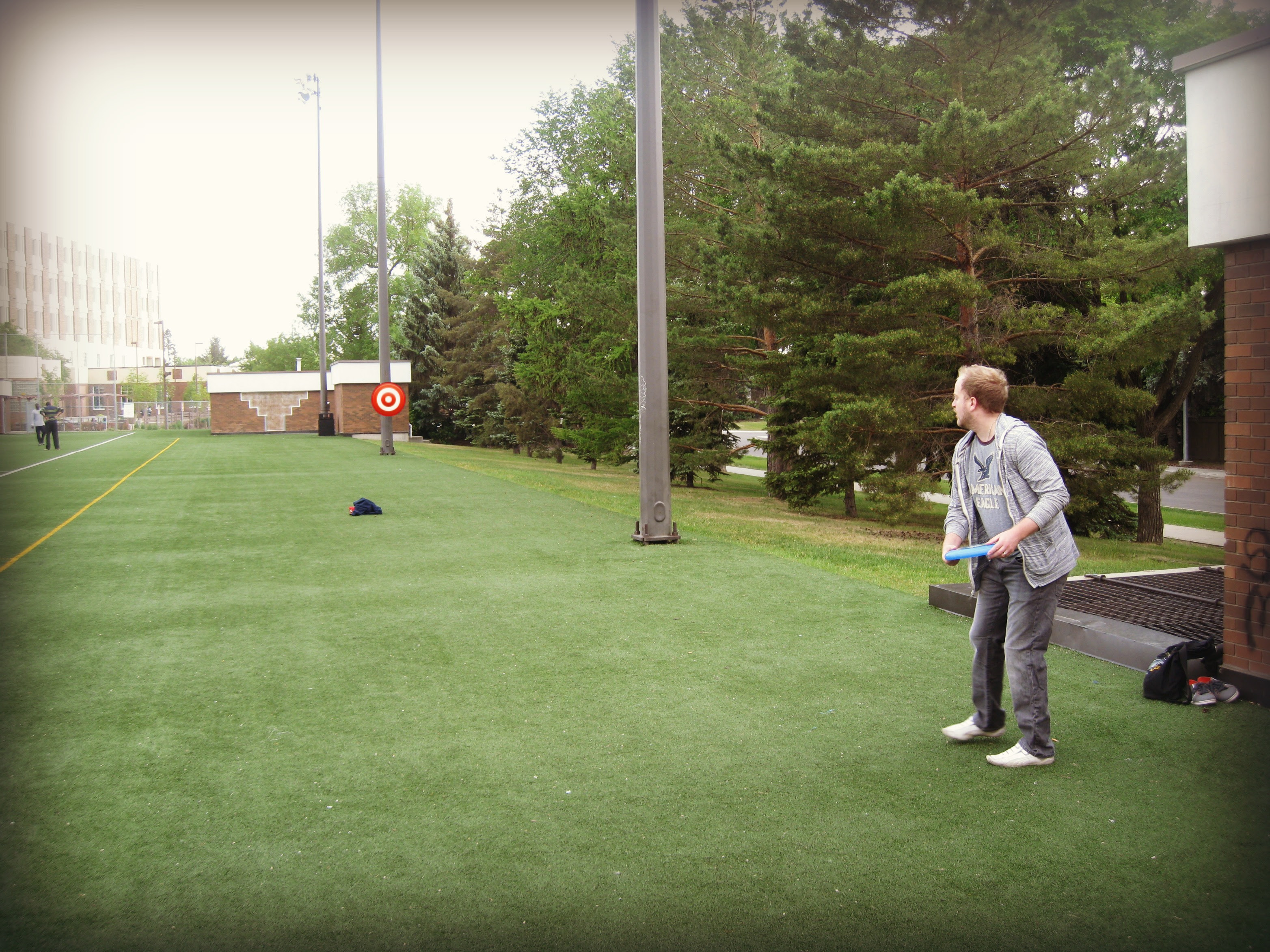 Frisbee Gold behind Lister
