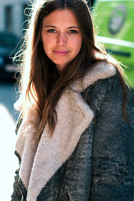 LE FASHION BLOG THAT COAT SHEARLING SHERPA DISTRESSED LEATHER LONG HAIR NATURAL BEAUTY STREET STYLE VIA THE LOCALS DK