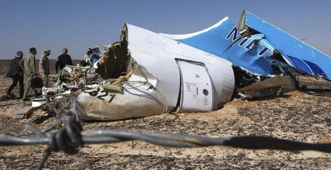 Restos del fuselaje del avión siniestrado en Egipto. / EFE