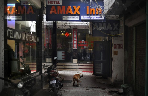 Fachada do hotel em que estava hospedada a turista dinamarquesa vítima de estupro em Nova Déli, na Índia (Foto: AP)