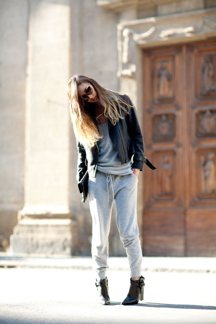 the day i can leave home in sweatpants (ok! a little discount: these are cashmere...) but still, the day i look as comfy and elegant as she does...i guess i'll never change outfits!!! //