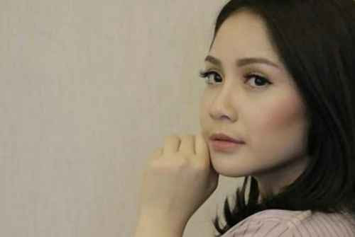 Foto: Apaitu?, Nagita diramal akan hadapi masalah memalukan yang traumatis http://ift.tt/20kt43r - Berita Terkini Nagita Terbaru Hari Ini -Akun peramal wajah mengungkapkan, Ayu Ting Ting akan mengalami masalah besar di tahun 2017 ini. Setelah Ayu, giliran Nagita Slavina diramal akan menghadapi masalah yang memalukan di tahun ayam api ini.