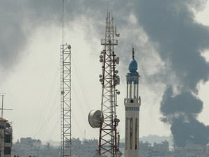 Fumaça é vista no leste de Gaza após Israel retomar ofensiva, pondo fim à trégua de 24 horas no conflito com o Hamas (Foto: Suhaib Salem/Reuters)
