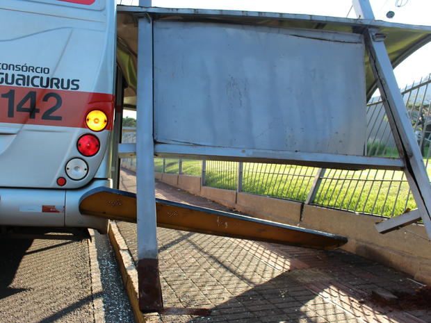 Ponto de ônibus foi arrancado do local atingir coletivo (Foto: Gabriela Pavão/ G1 MS)
