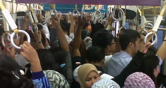 Viral! Kisah Penumpang KRL Lihat Kejadian 'Pelecehan Seksual' yang Bikin Para Wanita Was-was http://ift.tt/20kt43r - Berita Terbaru Terkini Hari Ini -  Baru-baru ini sebuah postingan di media messenger Line viral di dunia maya. Postingan itu menceritakan tentang pengalaman mengerikan yang dialami pengguna akun Chrisna Waty.