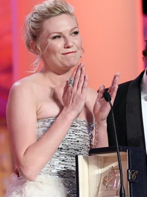 Kirsten Dunst discursa em Cannes após receber o prêmio de melhor atriz por "Melancolia", de Lars von Trier. (Foto: AFP)