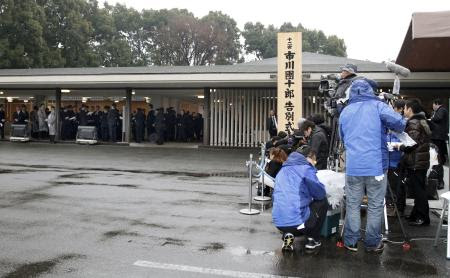 大名跡担った名優に別れ 小雨の中 団十郎さん葬儀 全国ニュース 四国新聞社