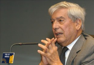 En la imagen un registro del escritor peruano y premio Nobel de Literatura 2010, Mario Vargas Llosa, quien encabezó un pronunciamiento en apoyo a un proyecto de ley que plantea permitir la "unión civil" entre personas del mismo sexo en Perú. EFE/Archivo