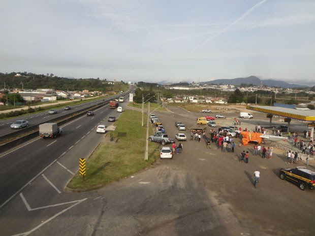Aeronave fez pouso de emergência na BR-116, na Região de Curitiba, nesta sexta-feira (11) (Foto: Tony Mattoso / RPC TV)