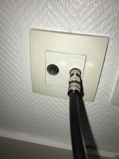 Installer une prise TV murale: comment faire le branchement -