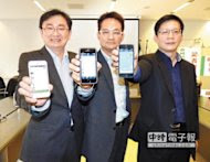 市議員黃國書、張耀中及張廖萬堅（由左至右），昨日指蘋果手機LINE常出現當機，要求儘速解決。（陳世宗攝）