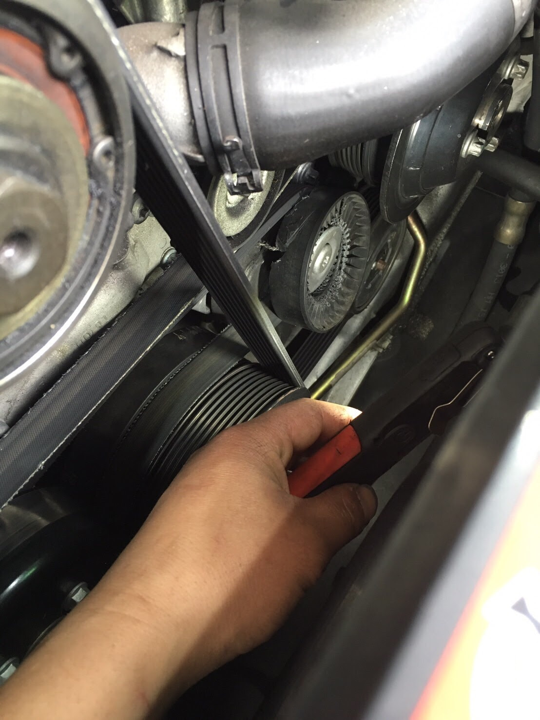ｗ２１１ ｒ２３０ ファンベルトテンショナー故障 修理 ベンツを中心に外車販売 修理 カスタム 板金塗装 株式会社トラスティコーポレーション