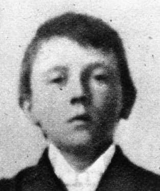 Slide 2 de 17: 1899: Austrian-born German dictator Adolf Hitler (1889 - 1945), as a ten year old boy. (Photo by Hulton Archive/Getty Images)