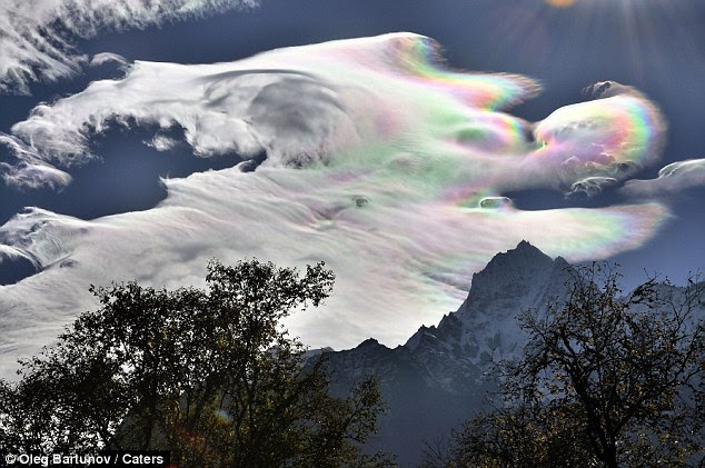 Psychedelic: El fenómeno es causado por la luz que se refleja en pequeños cristales de hielo dentro del cuerpo de la nube de vapor de agua de