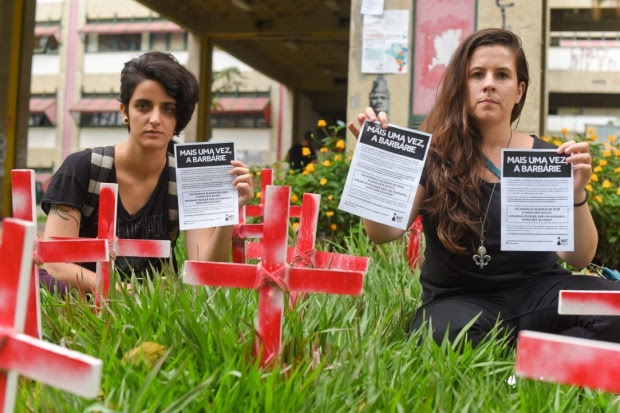 CRUELDADE Cruzes foram afixadas no gramado para chamar atenção para o extermínio dos felinos (Foto: Divulgação) Cruzes foram afixadas no gramado para chamar atenção para o extermínio dos felinos (Foto: Divulgação) Manifestantes em defesa dos animais fazem um protesto na manhã desta terça-feira (1º), no campus da Universidade Federal de Minas Gerais (UFMG), região da Pampulha, em Belo Horizonte. Pelo menos 16 gatos foram mortos com requintes de crueldade no prédio da Faculdade de Filosofia e Ciências Humanas (Fafich), há duas semanas, segundo a Ong BastAdotar, que pede investigação rigorosa.  Uma faixa preta, em sinal de luto, foi afixada na entrada do campus e 16 cruzes afixadas no gramado. Cerca de 15 pessoas fazem panfletagem desde às 7h. Às 9h, outro ato está previsto no refeitório da Fafich. “O pessoal da limpeza começou a encontrar os corpos dos gatos espalhados pelo local. Alguns estavam sendo descartados junto com o lixo. Então nós decidimos protestar para chamar a atenção para o problema”, contou Viviane Barbosa, integrante da ONG.  Fonte: O Tempo