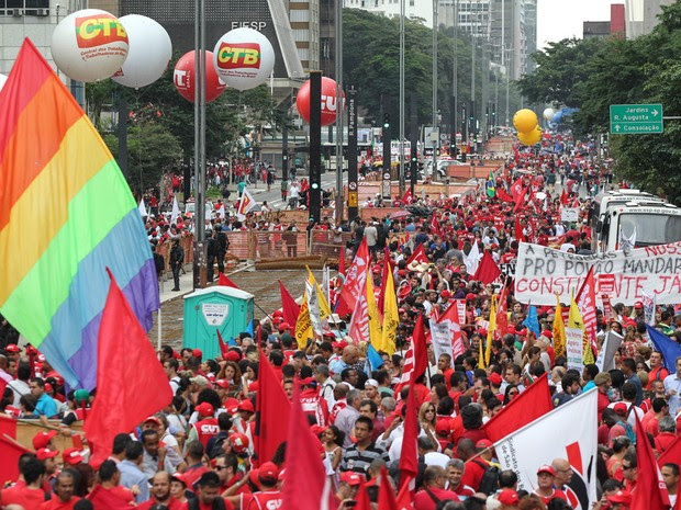 Manifestantes fazem ato pró-Petrobras na Avenida Paulista, em São Paulo (Foto: Márcio Fernandes/Estadão Conteúdo)