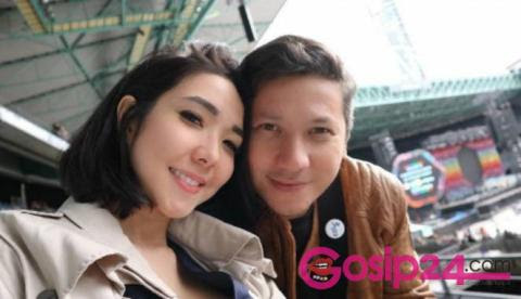 Gading Marten Tidak Mau Ambil Pusing soal Foto Sang Ayah http://ift.tt/20kt43r - Berita Terkini Terbaru Hari Ini - Putra Roy Marten, Gading Marten angkat bicara perihal foto sang ayah yang tersebar di media sosial bersama dengan seorang wanita. Gading tak mau ambil pusing. Bagi bapak anak satu itu, keluarga besarnya, khususnya sang bunda, Anna Maria tidaklah cemburu soal gosip yang beredar saat ini.