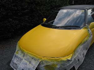 ボンネットを缶スプレー塗装する ２００２年５月某日天気もそこそこ良かったので缶スプレー塗装する事に 旧塗装に傷を付けました 理想は全て剥がしてしまう事なのでしょうが私には無理です 耐水ペーパ６００番位で削ります かなり鉄粉が