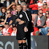 MOURINHO APELEKWA KWENYE JUKWAA LA MASHABIKI HUKU MCHEZO UKIENDELEA 