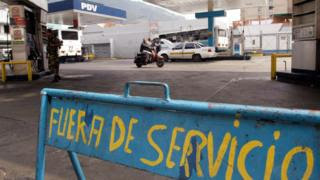 Estación de gasolina cerrada en Caracas.
